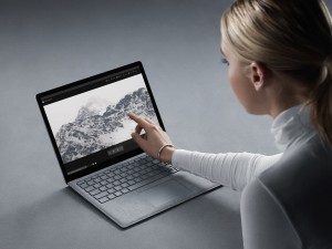 Microsoft Surface Laptop 2 to idelany dowód na to, że firma stara się iść w kierunku połączenia dwóch, wydawałoby się różnych światów